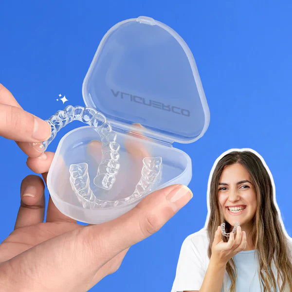 ALINGERCO Aparelhos transparentes no estojo, e uma rapariga a colocar um aparelho enquanto sorri.
