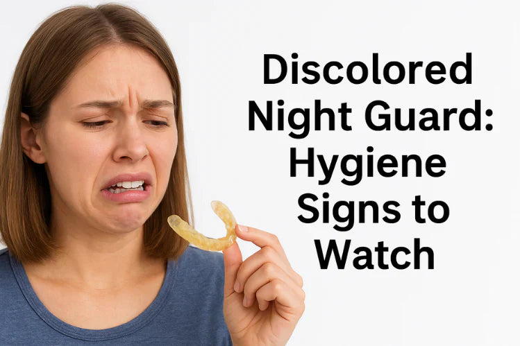 Uma mulher a segurar um protetor noturno descolorado