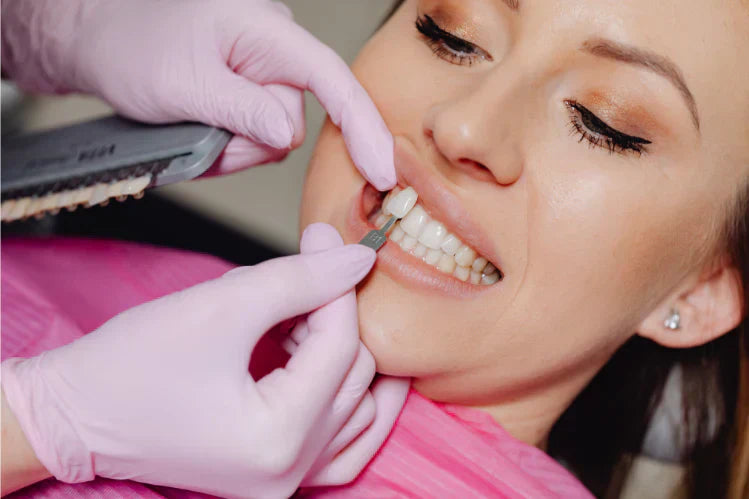 Um médico dentista a aplicar uma faceta a um paciente.