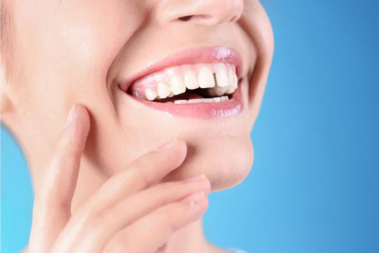 Uma mulher a sorrir com um espaço entre os dentes da frente.