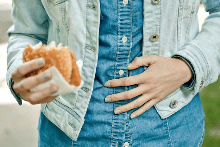 Como as úlceras estomacais estão relacionadas às doenças dentárias?
