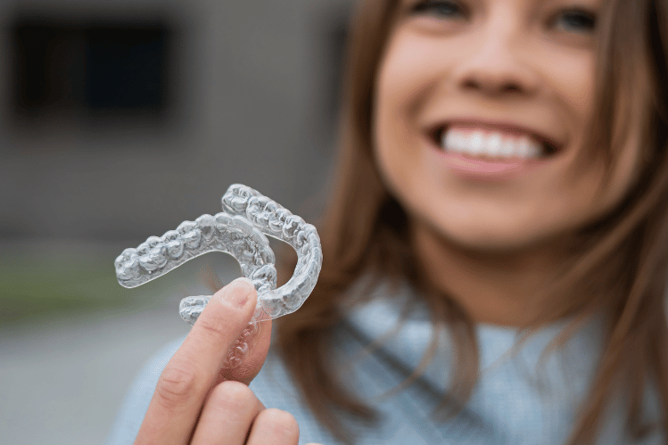 O Alinhamento dos Dentes em Casa Funciona? Coisas que Você Precisa Saber.